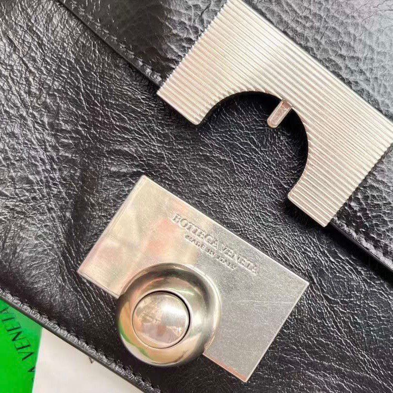 BOTTEGA VENETA  Leather Handbag In Black In Small Size