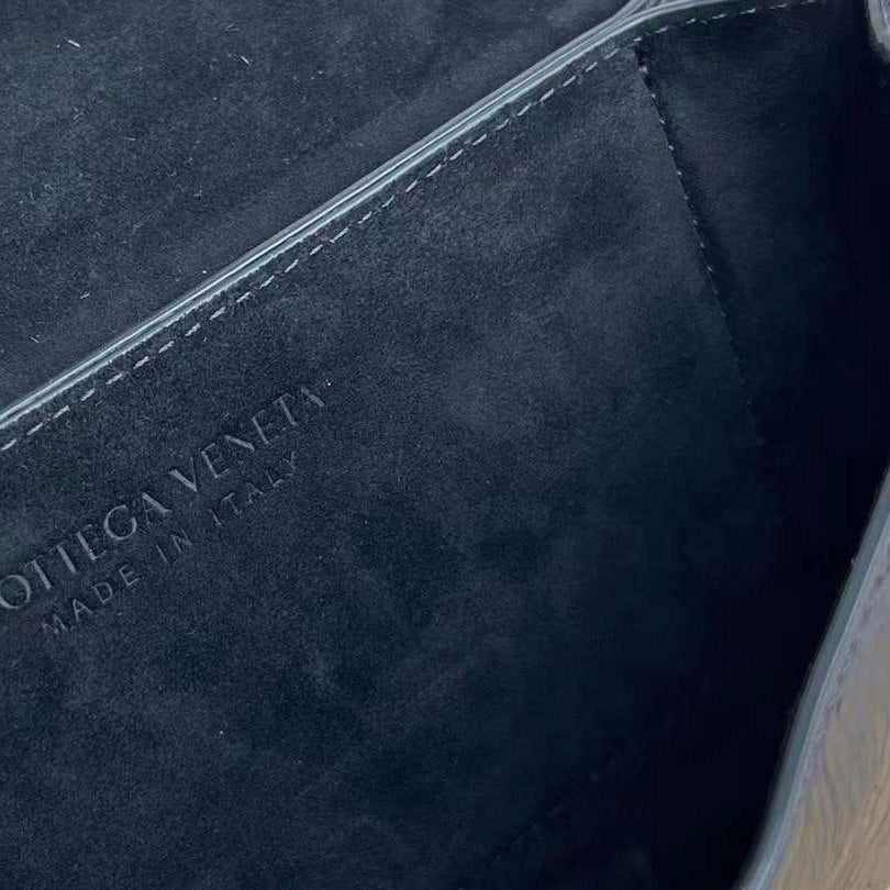 BOTTEGA VENETA  Leather Handbag In Black In Small Size